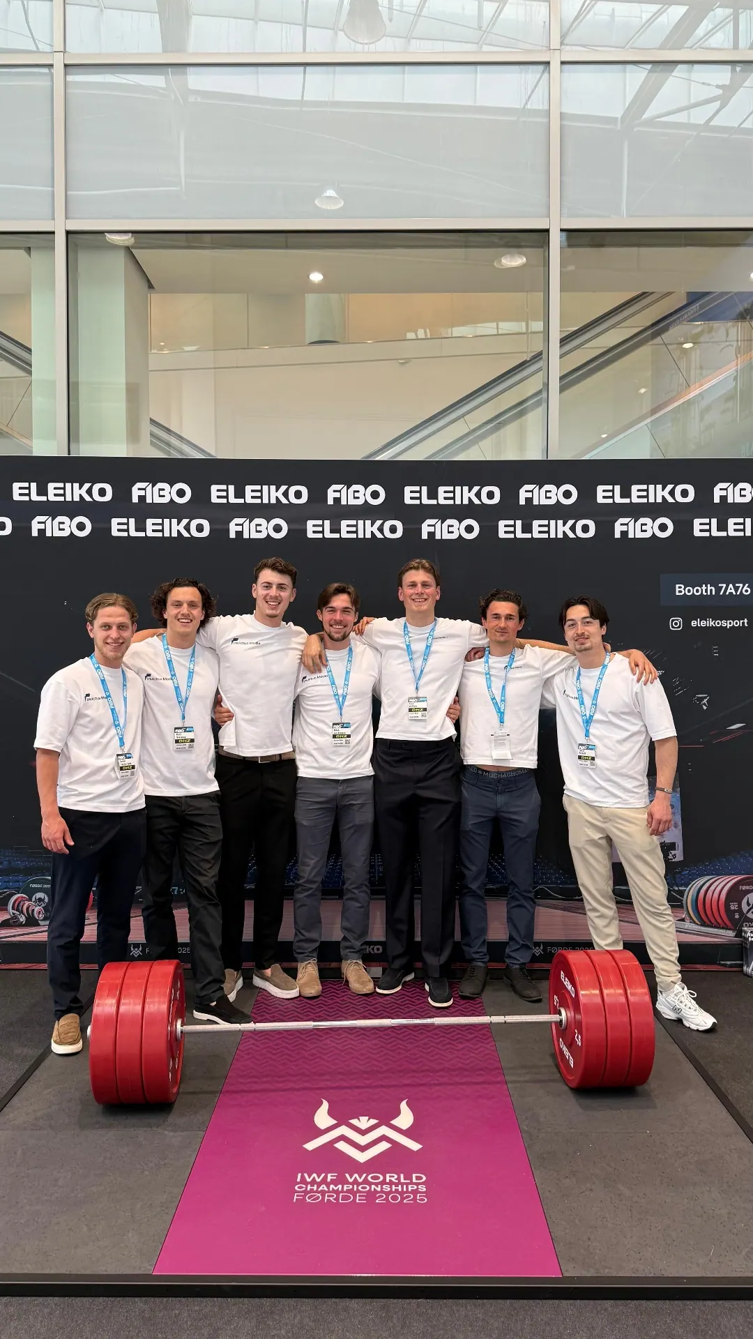 Het team van Invictus Media na een potje padel